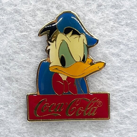 🔮 5/$25 Vintage Disney Donald Duck Coca-Cola Pin - Picture 1 of 3